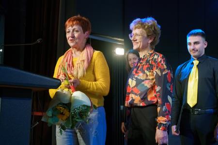 22_Zahvala predstavnic zbora društva upokojencev novemu častnemu občanu, nekdanjemu zborovodji